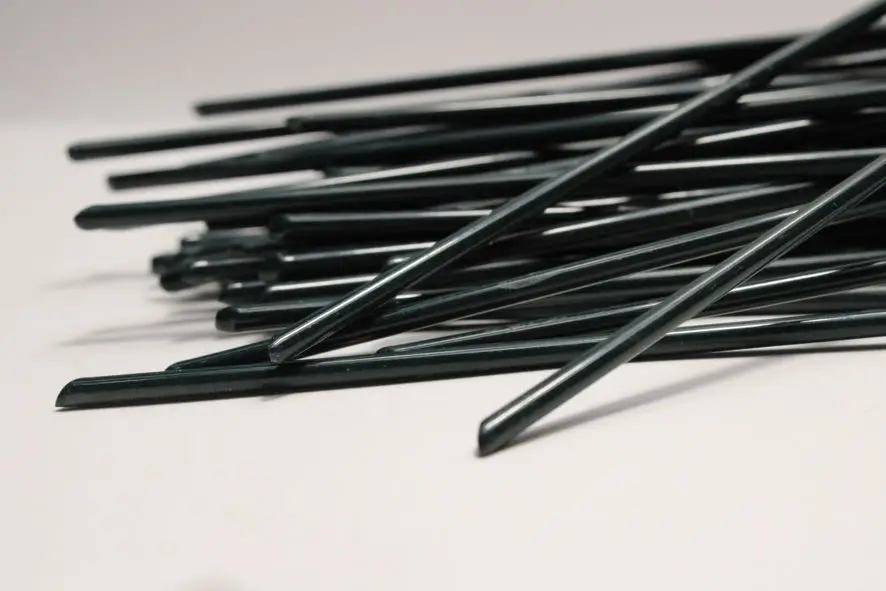Clavos galvanizados - accesorio para instalación de césped artificial